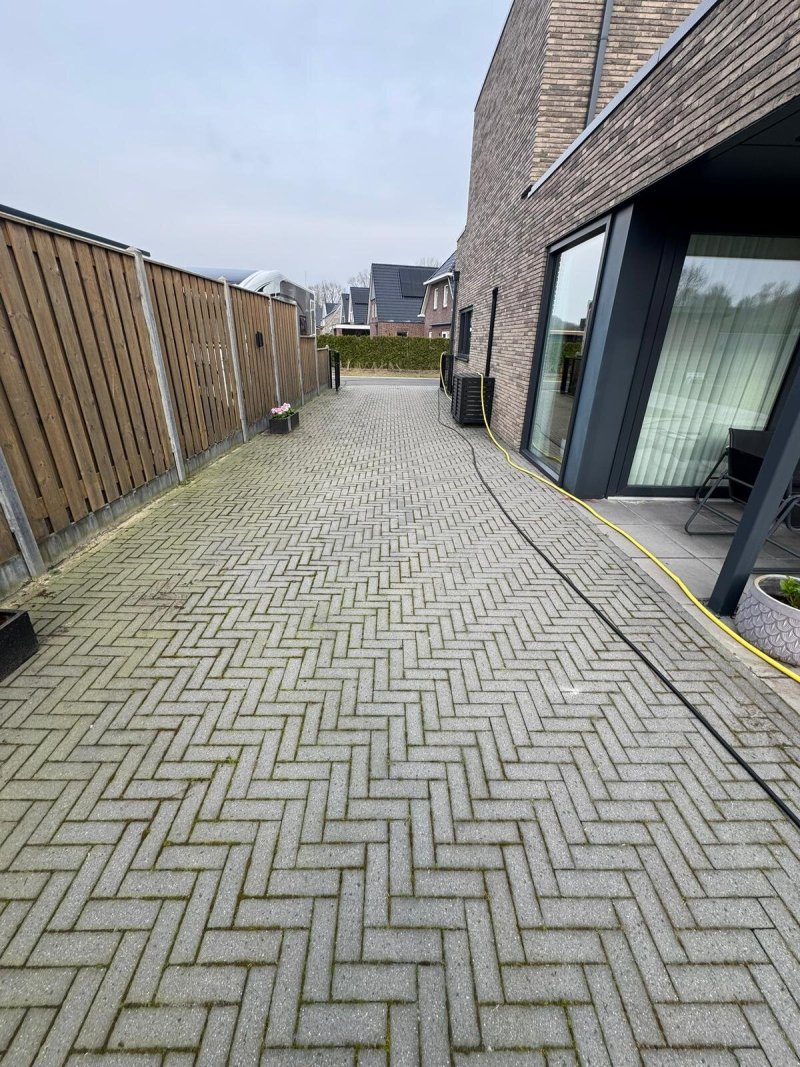 Achterpad voor reiniging: de visgraatklinkers zitten vol groene aanslag
